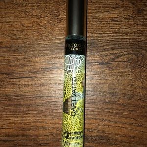 A bum smelling perfume